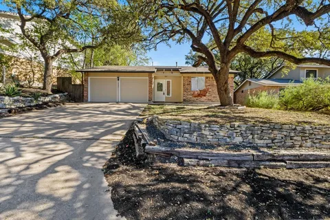 a view of a yard and front view of a house