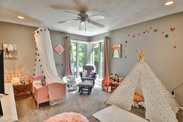 a view of an entryway with workspace