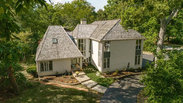 a view of a house with backyard