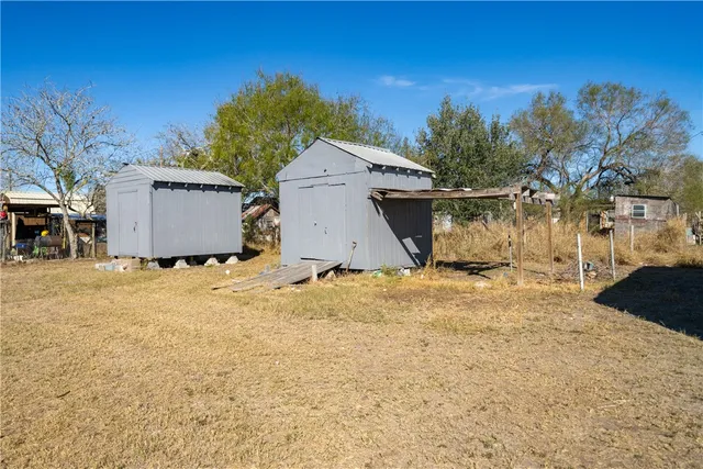 a view of a backyard