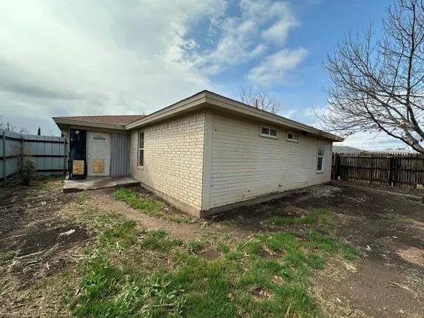a house view with a backyard space