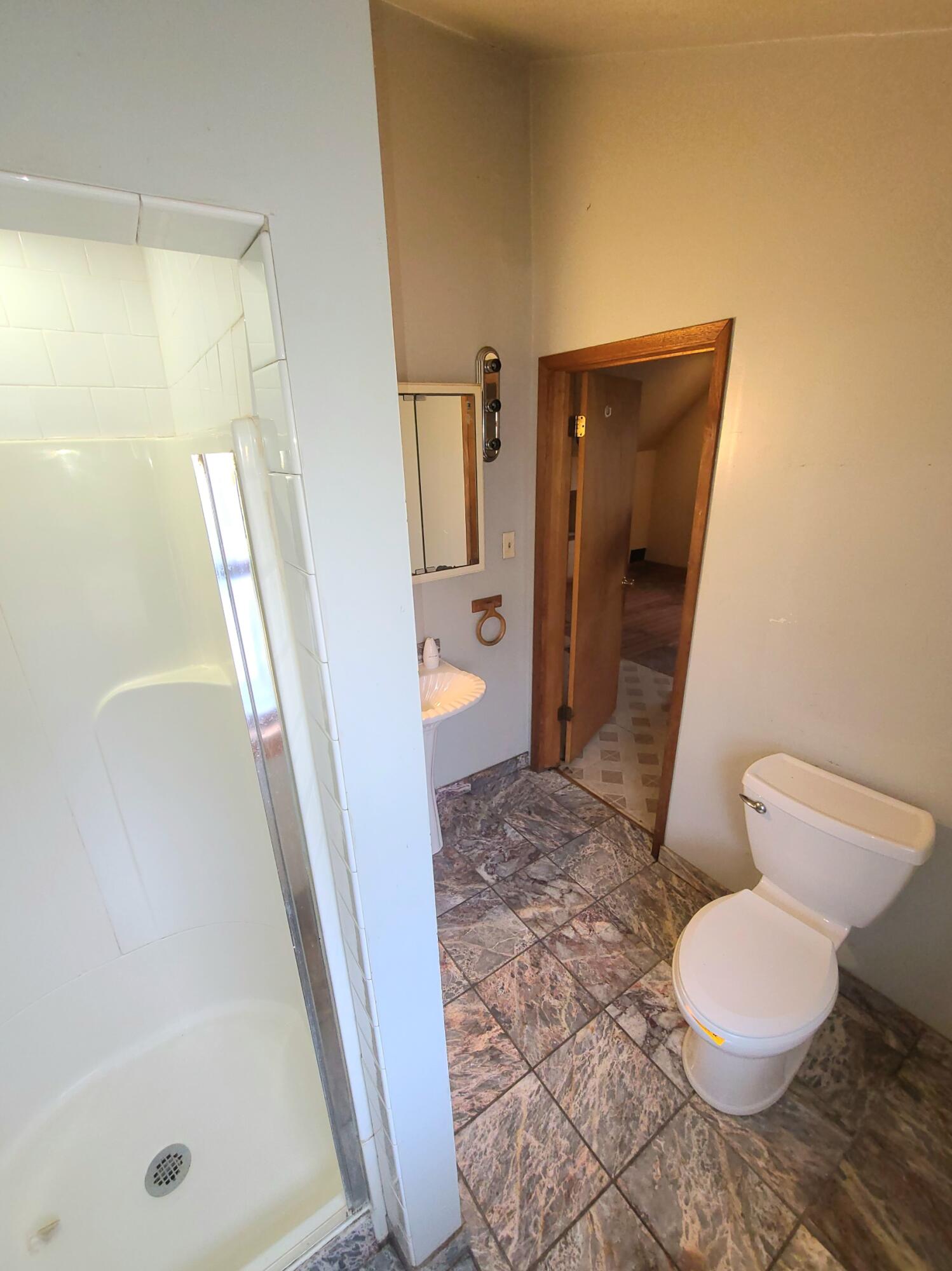 4420 North 71st Street Milwaukee, WI 53218 - Photo 14 of 19 Upper bath (2)