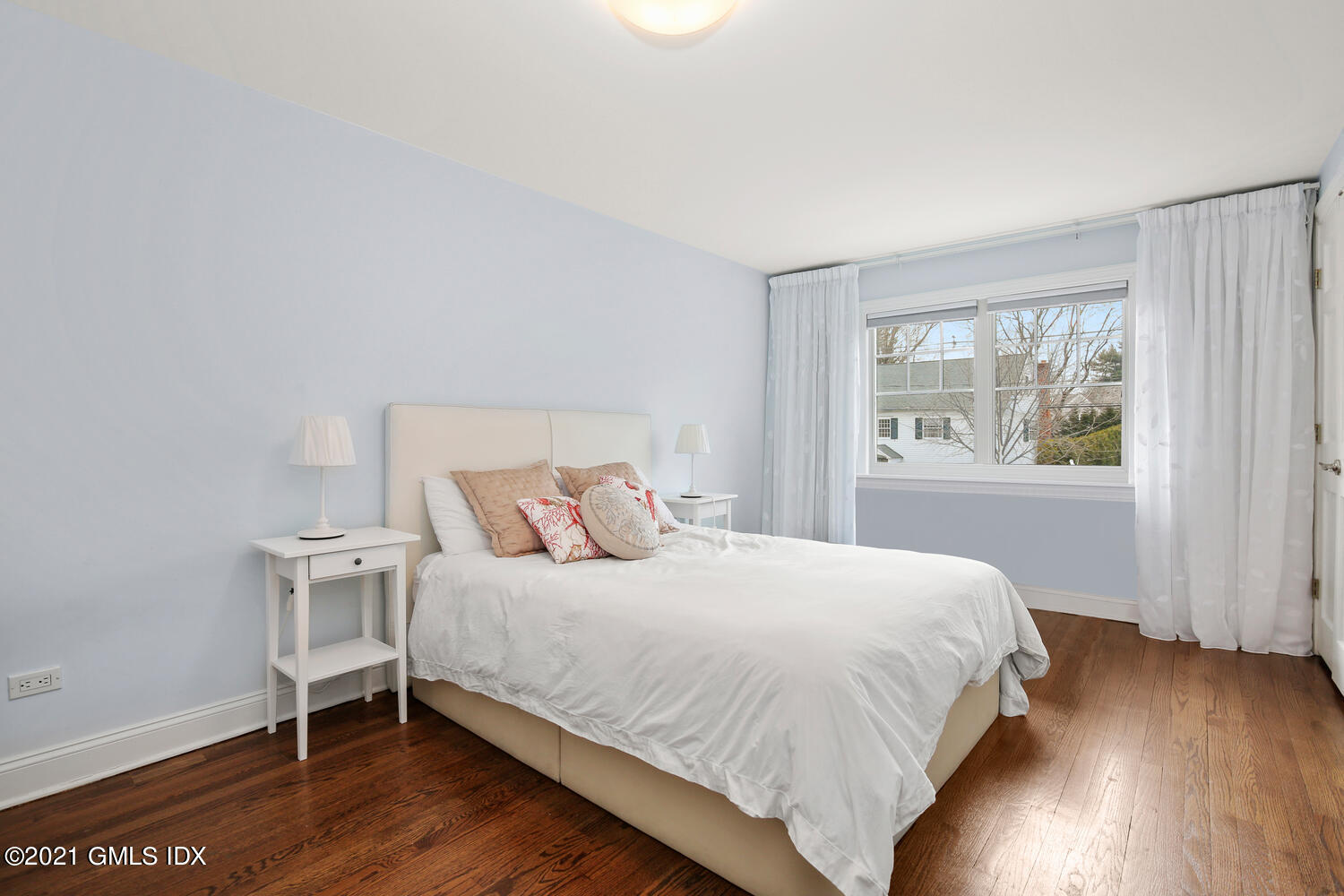 65 Summit Road Riverside, CT 06878 - Photo 13 of 20 a bedroom with a bed and a window