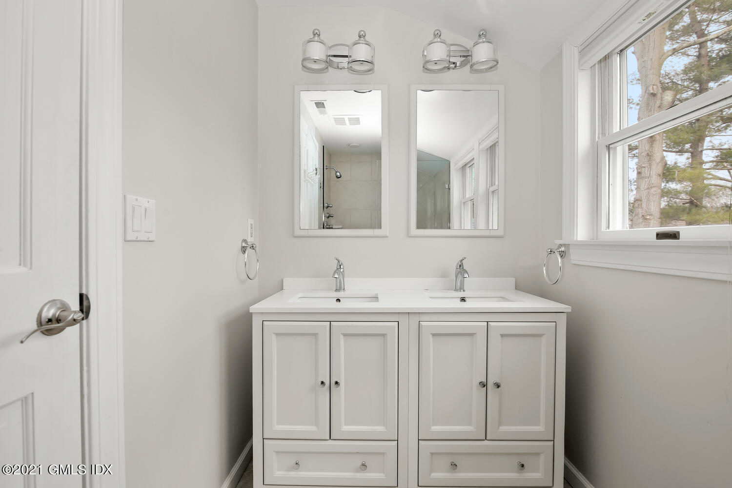 65 Summit Road Riverside, CT 06878 - Photo 9 of 20 a bathroom with 2 sink and a mirror
