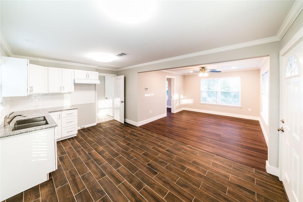 Welcome to Catherine, a fully renovated 1 bedroom garage apartment located minutes from Houston Heights and Downtown.