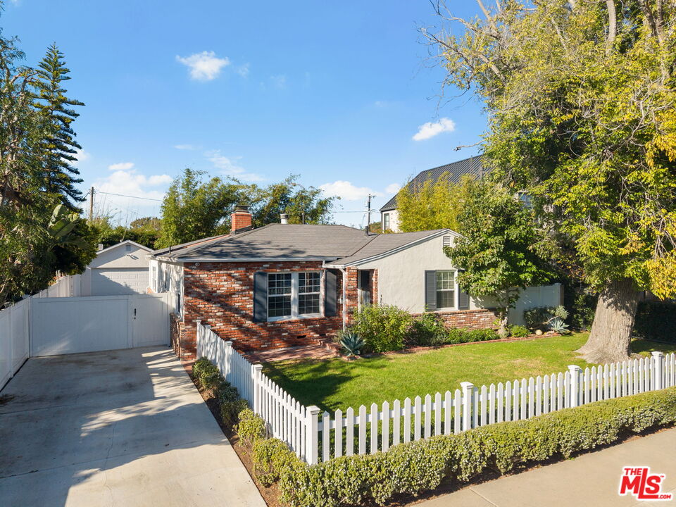 1209 Appleton Way Venice, CA 90291 - Photo 2 of 46 a front view of a house with a garden