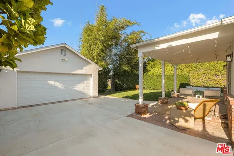 a view of a house with backyard and garden