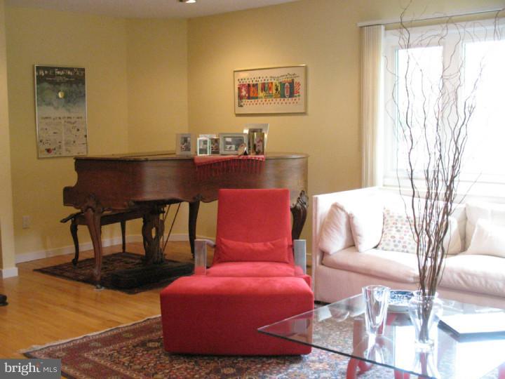 19 Indian Run Road Princeton Junction, NJ 08550 - Photo 9 of 25 Living Room