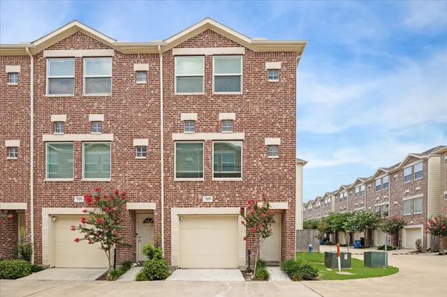 $1,950 | 8705 Bryam Street, Unit 2105, Houston, TX 77061