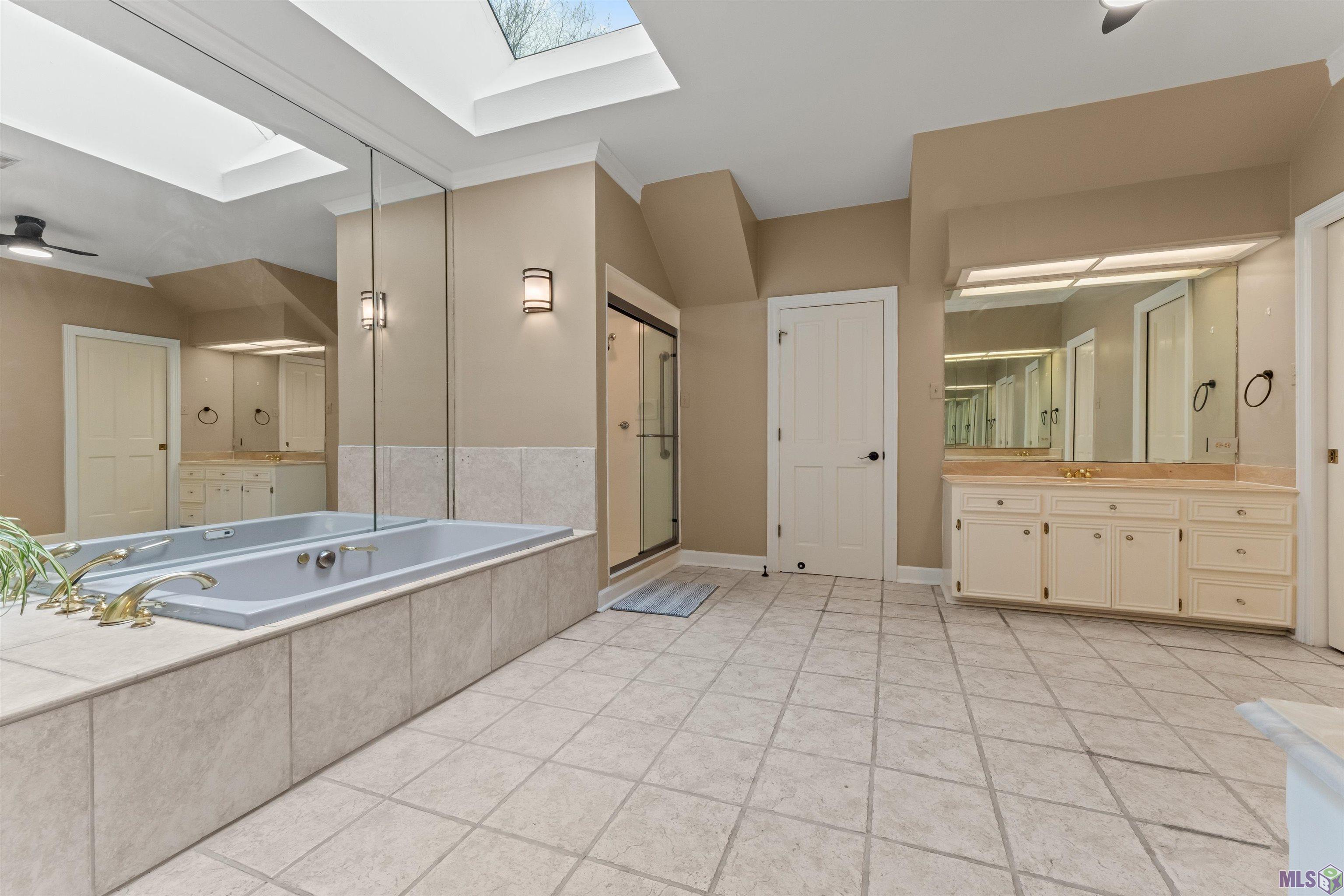 5743 Belle Grove Avenue Baton Rouge, LA 70820 - Photo 12 of 39 Primary Bath upsairs