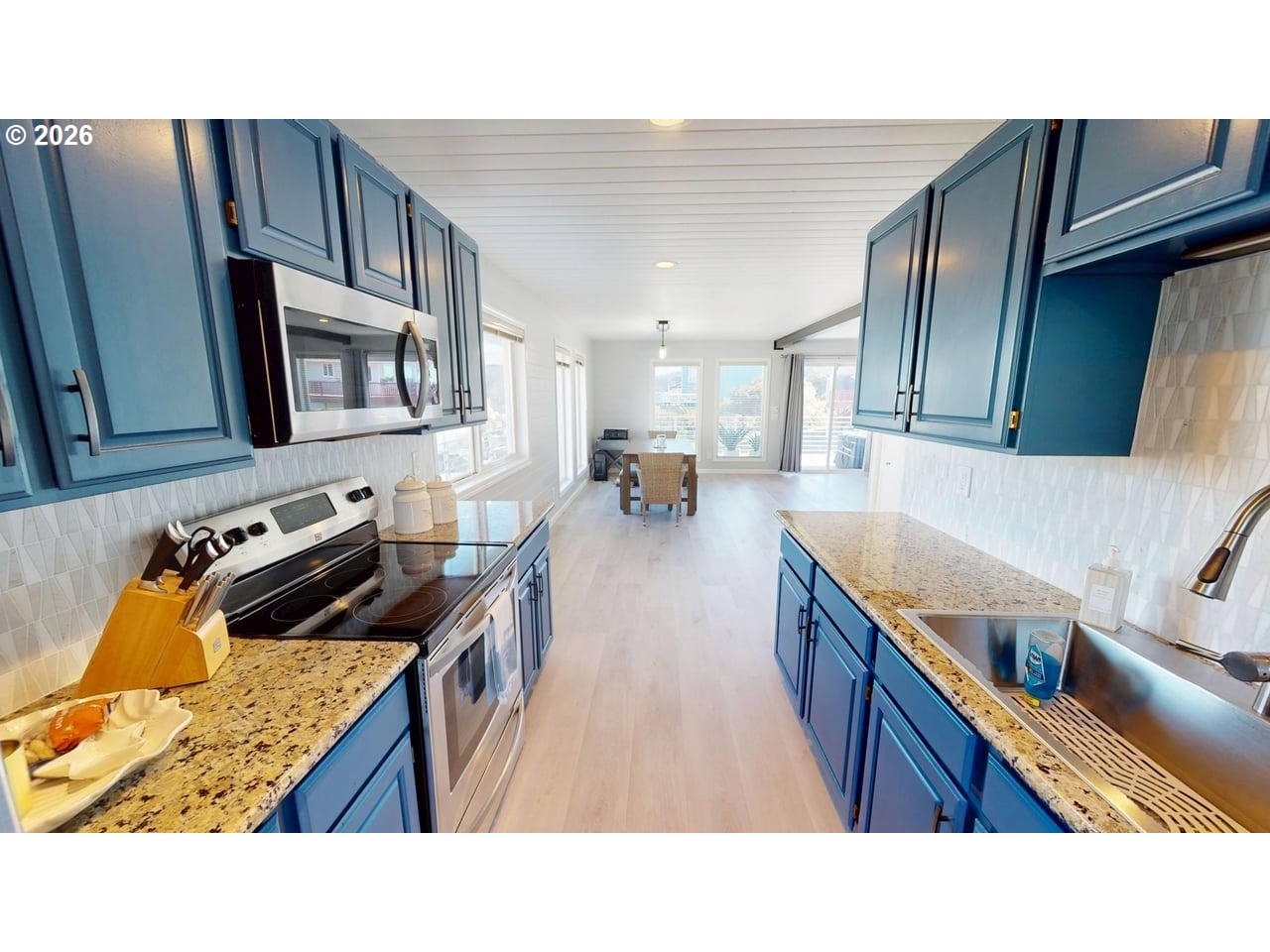 93890 Pebble Place Gold Beach, OR 97444 - Photo 11 of 36 Kitchen/Dining Room