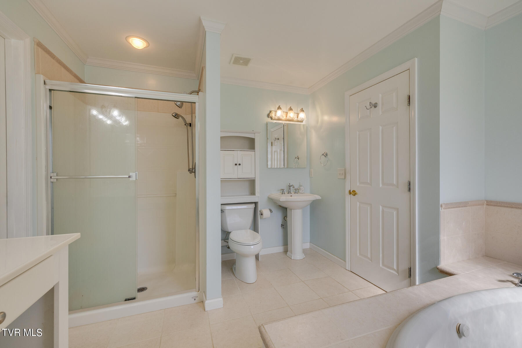 125 Rippling Run Road Kingsport, TN 37663 - Photo 27 of 61 Primary Bathroom