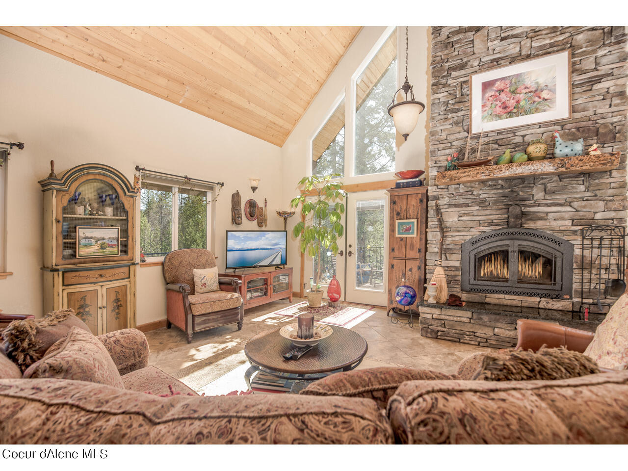 762 Geenen Road Cocolalla, ID 83813 - Photo 9 of 42 14-Living Room