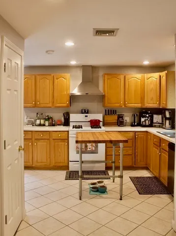 $2,900 | 203 Boston Post Road, Unit B, Wayland, MA 01778