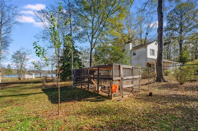 a view of a backyard