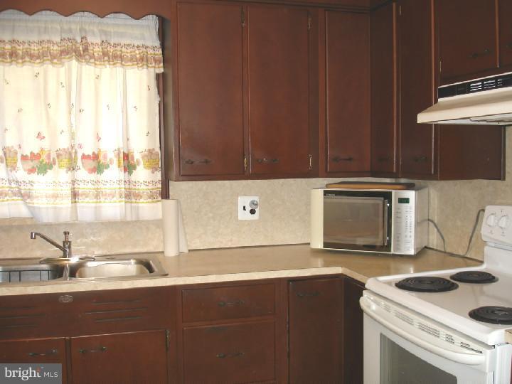 280 County Line Road Wayne, PA 19087 - Photo 8 of 16 Kitchen