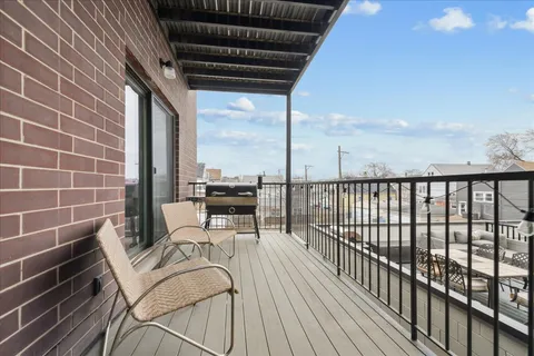 $539,900 | 3035 West Belmont Avenue, Unit 2E, Chicago, IL 60618
