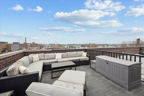 $539,900 | 3035 West Belmont Avenue, Unit 2E, Chicago, IL 60618