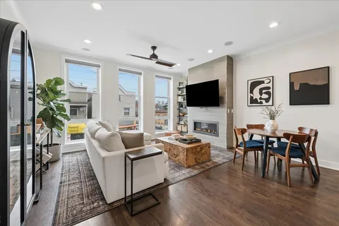 $539,900 | 3035 West Belmont Avenue, Unit 2E, Chicago, IL 60618