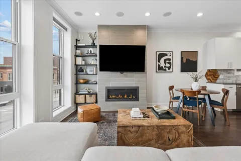 $539,900 | 3035 West Belmont Avenue, Unit 2E, Chicago, IL 60618