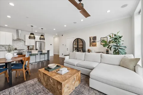 $539,900 | 3035 West Belmont Avenue, Unit 2E, Chicago, IL 60618