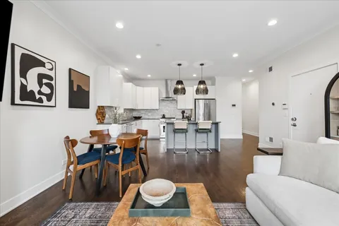 $539,900 | 3035 West Belmont Avenue, Unit 2E, Chicago, IL 60618