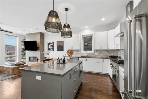 $539,900 | 3035 West Belmont Avenue, Unit 2E, Chicago, IL 60618