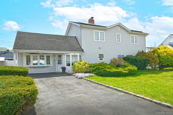 $845,000 | 7 Low Lane, Levittown, NY 11756