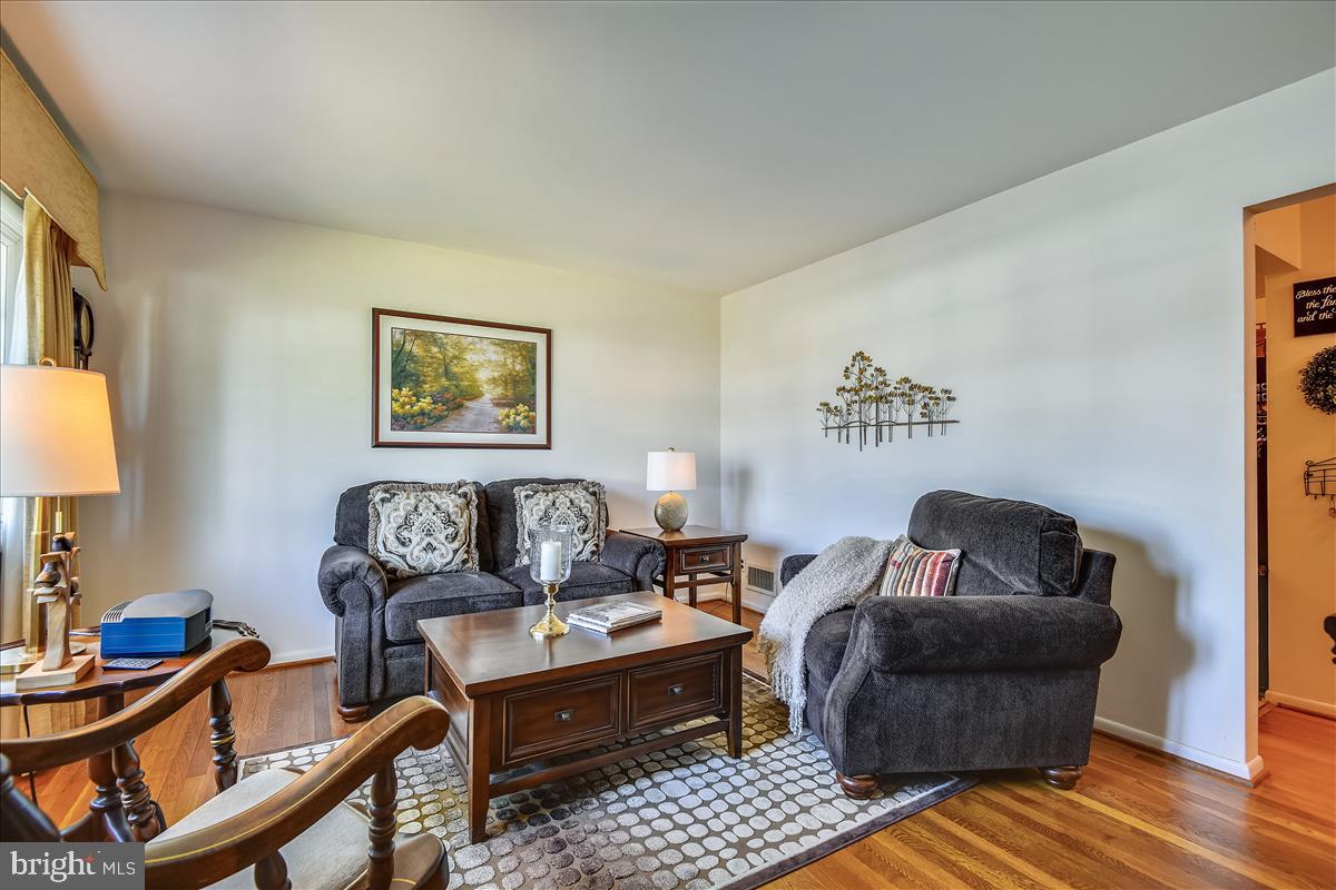 101 Ridgely Road Glen Burnie, MD 21061 - Photo 7 of 43 Living Room