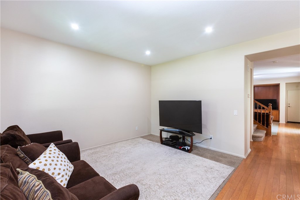 24002 Cornelia Place Valencia, CA 91354 - Photo 4 of 28 Living Room