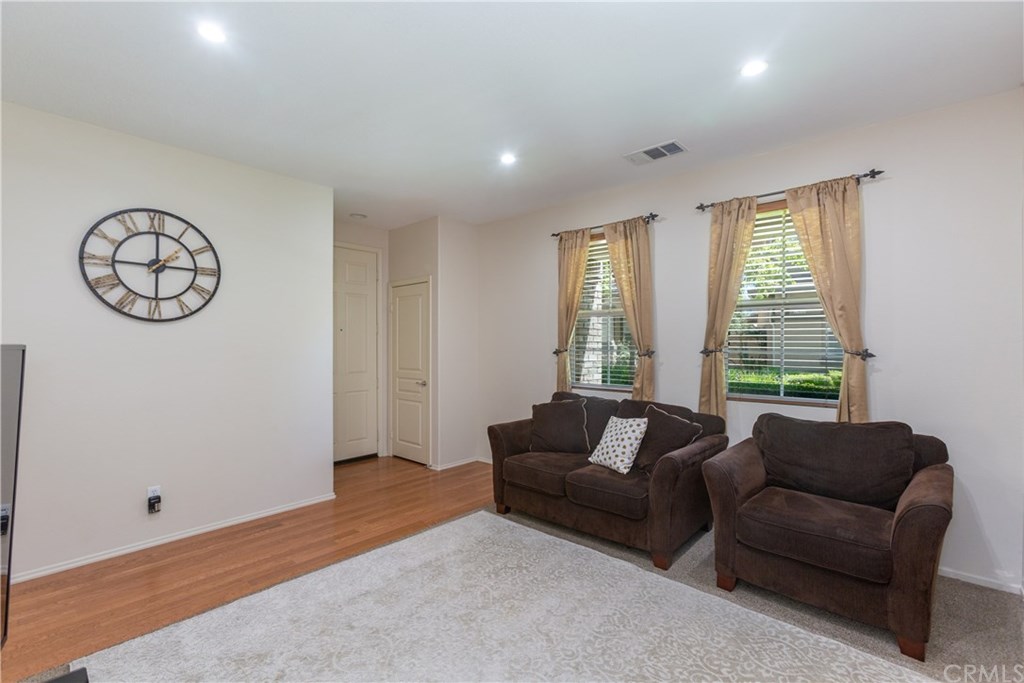 24002 Cornelia Place Valencia, CA 91354 - Photo 5 of 28 Living Room
