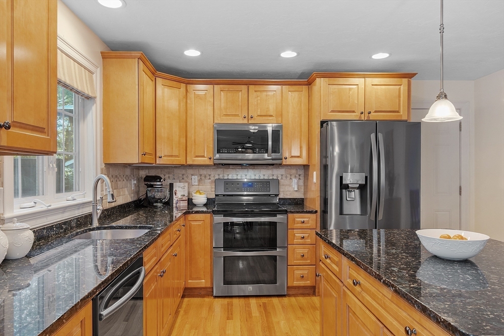 27 Garfield Avenue Danvers, MA 01923 - Photo 23 of 41