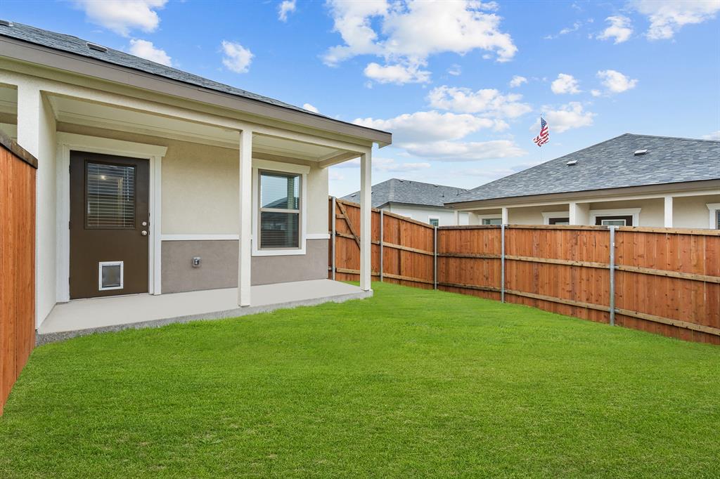 3280 Ganzer Road West, Unit 127B Denton, TX 76207 - Photo 20 of 22 a view of a backyard of the house
