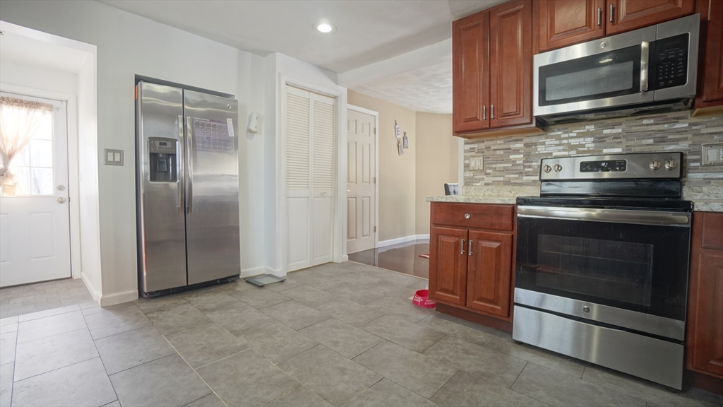 41 Olive Street Springfield, MA 01109 - Photo 15 of 38