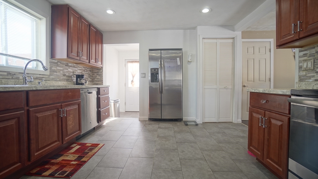 41 Olive Street Springfield, MA 01109 - Photo 18 of 38