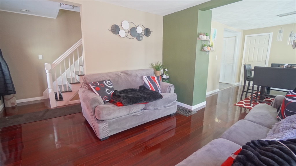 41 Olive Street Springfield, MA 01109 - Photo 5 of 38