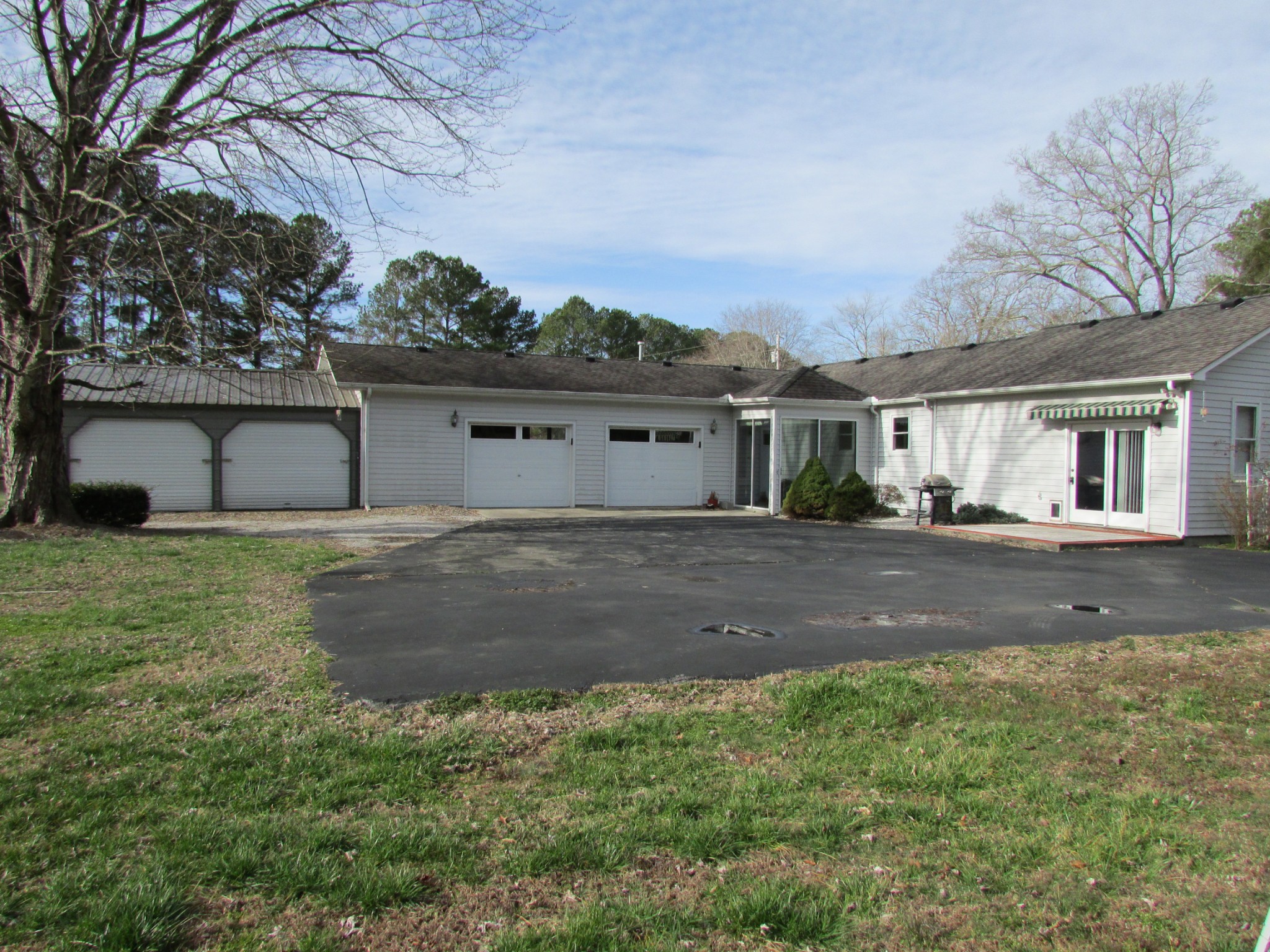 1251 Taylor Road Manchester, TN 37355 - Photo 27 of 34 a front view of a house with a yard