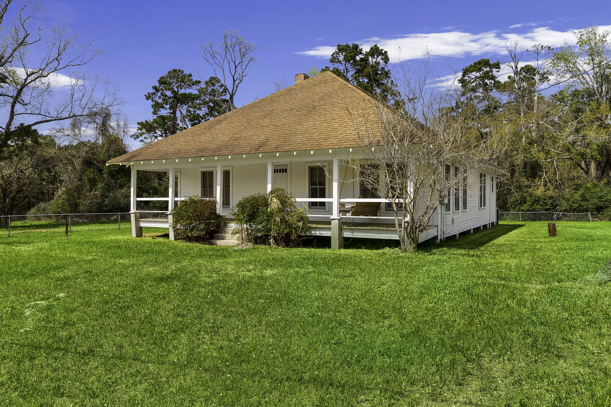 2 Triple Creek Loop Livingston, TX 77351 - Photo 2 of 49 a front view of a house with a garden
