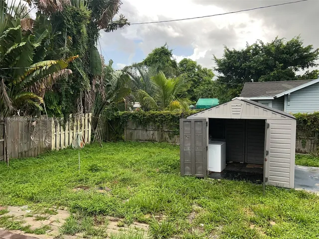 a view of a back yard of the house