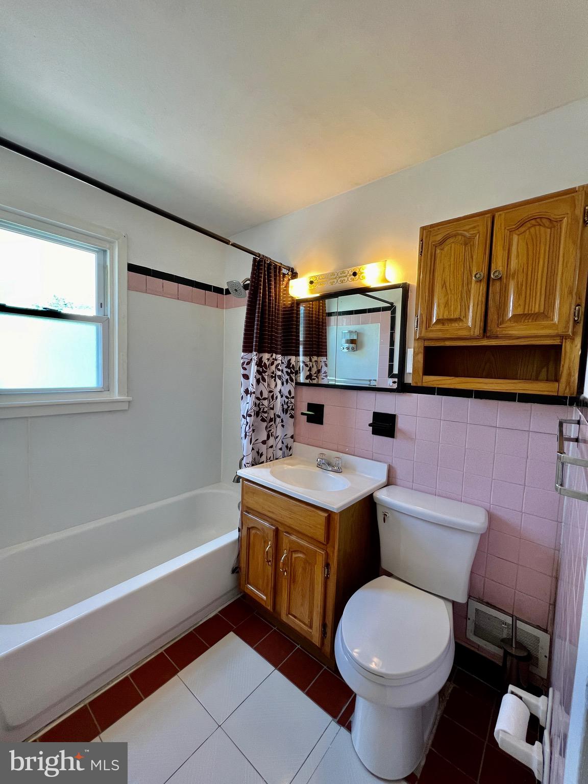 158 Brookside Boulevard Newark, DE 19713 - Photo 19 of 27 a bathroom with a sink a toilet and bathtub