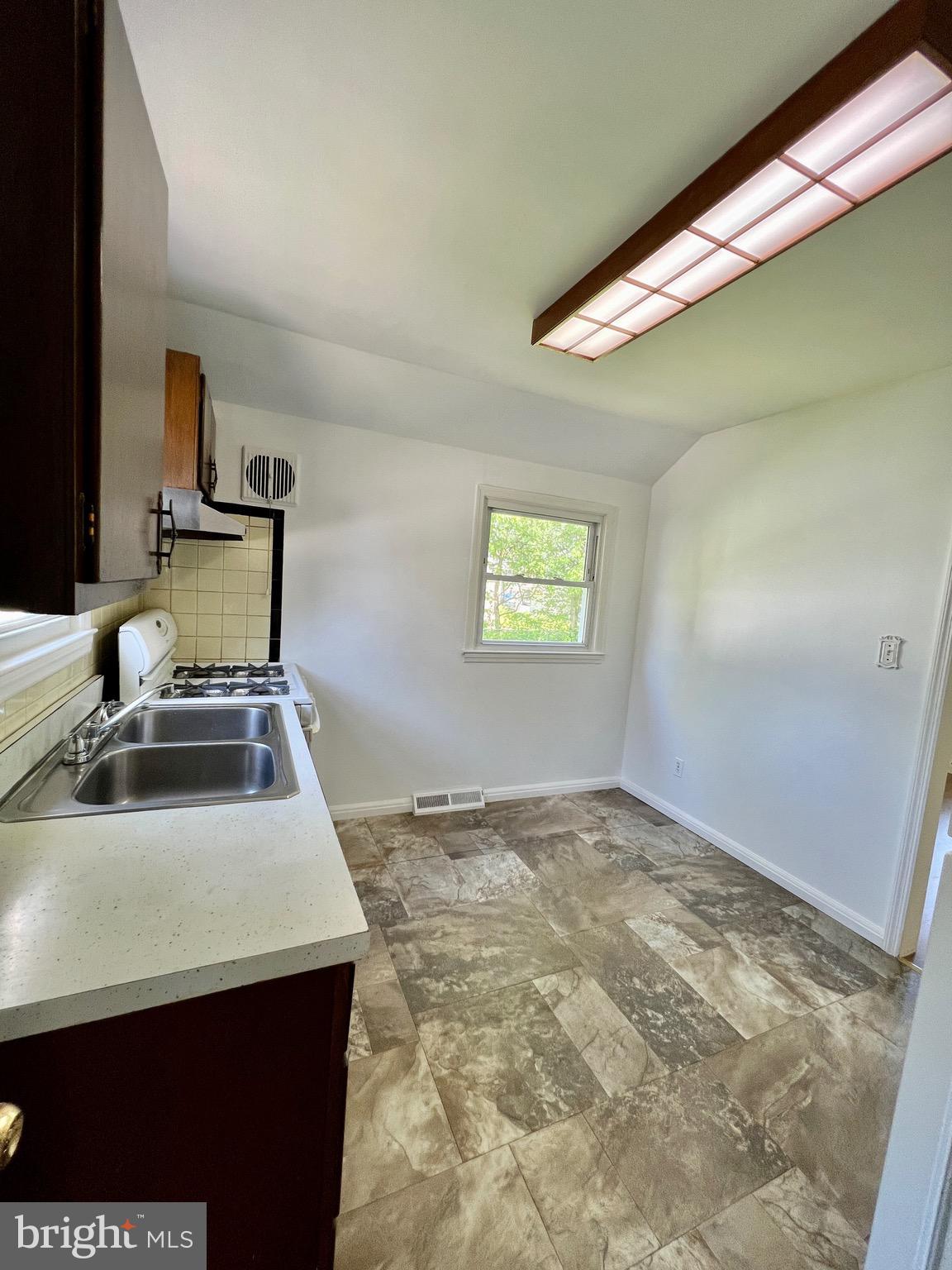 158 Brookside Boulevard Newark, DE 19713 - Photo 8 of 27 a kitchen with a sink cabinets and appliances