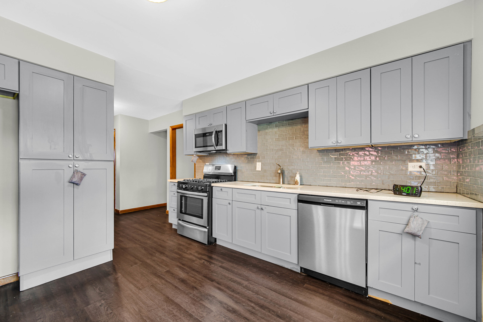 10S426 Ruth Drive Lemont, IL 60439 - Photo 7 of 25