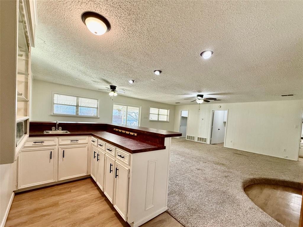 2000 Southeast 10th Street Mineral Wells, TX 76067 - Photo 17 of 29 Wet Bar