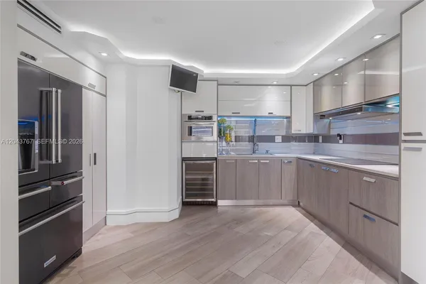 $5,500 | 6061 Collins Avenue, Unit 8F, Miami Beach, FL 33141