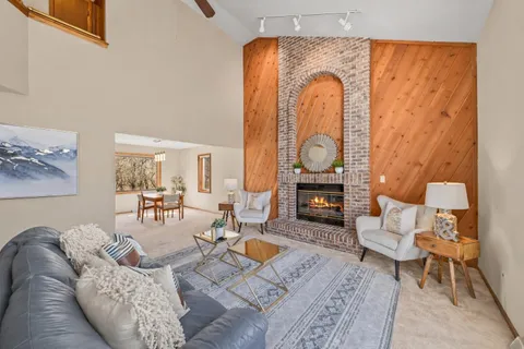 $550,000 | 10510 Stratford Place, Mequon, WI 53092