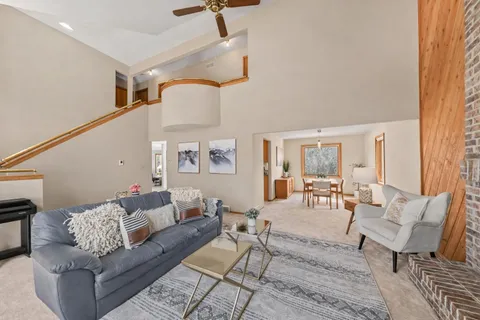 $550,000 | 10510 Stratford Place, Mequon, WI 53092