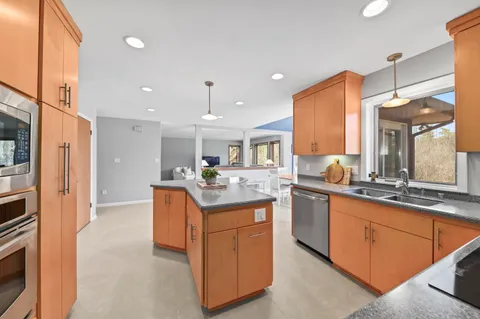 $550,000 | 10510 Stratford Place, Mequon, WI 53092