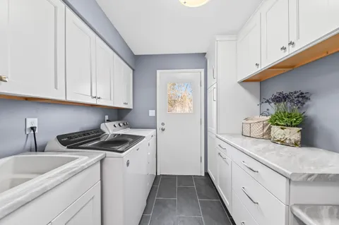 $550,000 | 10510 Stratford Place, Mequon, WI 53092