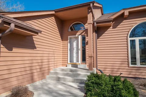 $550,000 | 10510 Stratford Place, Mequon, WI 53092