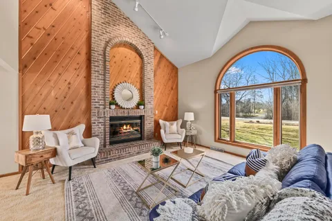 $550,000 | 10510 Stratford Place, Mequon, WI 53092